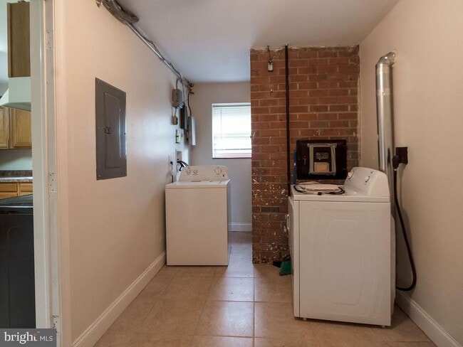 Building Photo - 3501 Clarks Ln