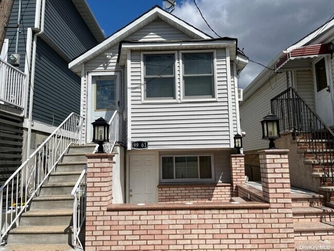 Foto del edificio - 99-61 163rd Rd