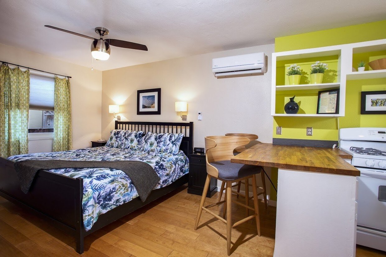 King size bed-Bedroom with HVAC - 3270 Cedar St