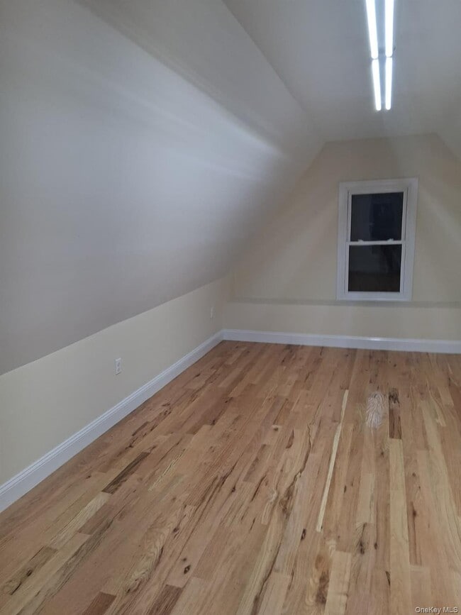 Building Photo - 601 E 226th St