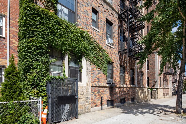Lado - 30-56 30th St