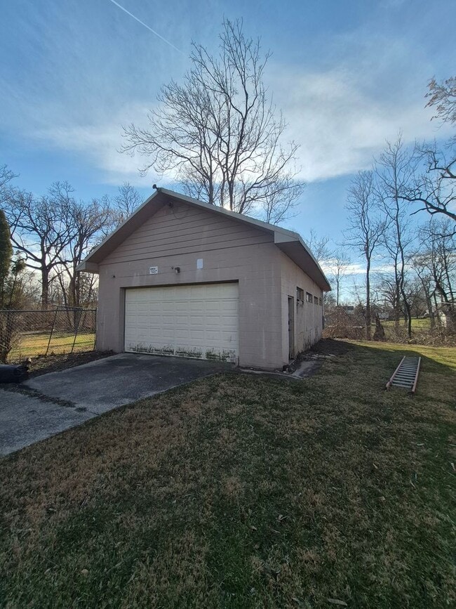 Building Photo - Cozy 1 bedroom house with large yard