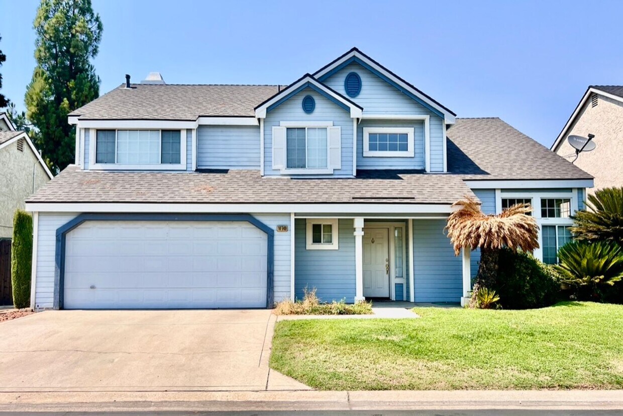 Foto principal - $2,495 Friant & Copper, 3 Bedrooms - N. Wi...