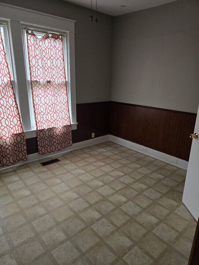 Building Photo - Knoxville 37914 - 3 bedroom 1 bath - call Lisa Vineyard or Shannon Russell 865-216-9334.