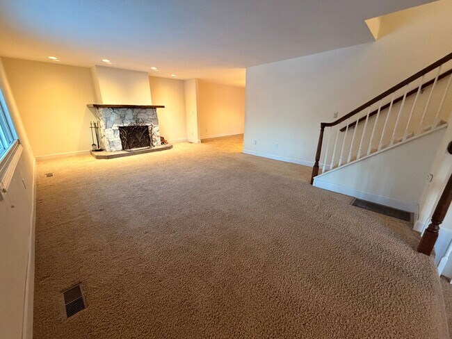 Foto del edificio - Large (5) bedroom home in a well established Anchorage neighborhood!