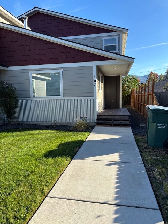 Building Photo - 105-107 W 10th Ave