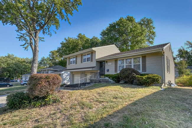 Building Photo - 5031 N Woodland Ave