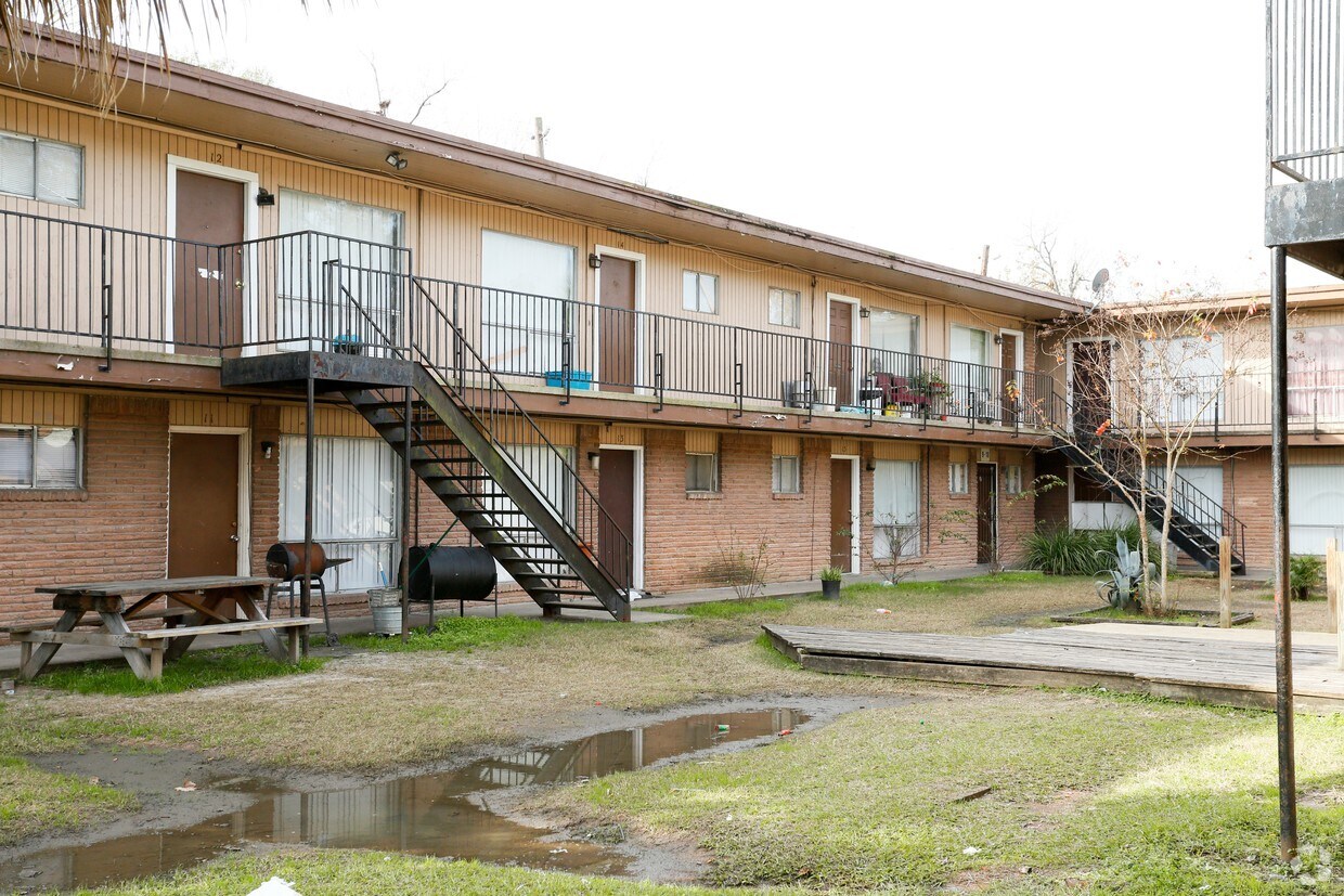 White Cliff Apartments in Houston, TX