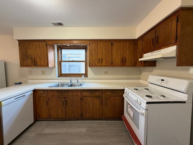 Building Photo - 6323 W Fullerton Ave