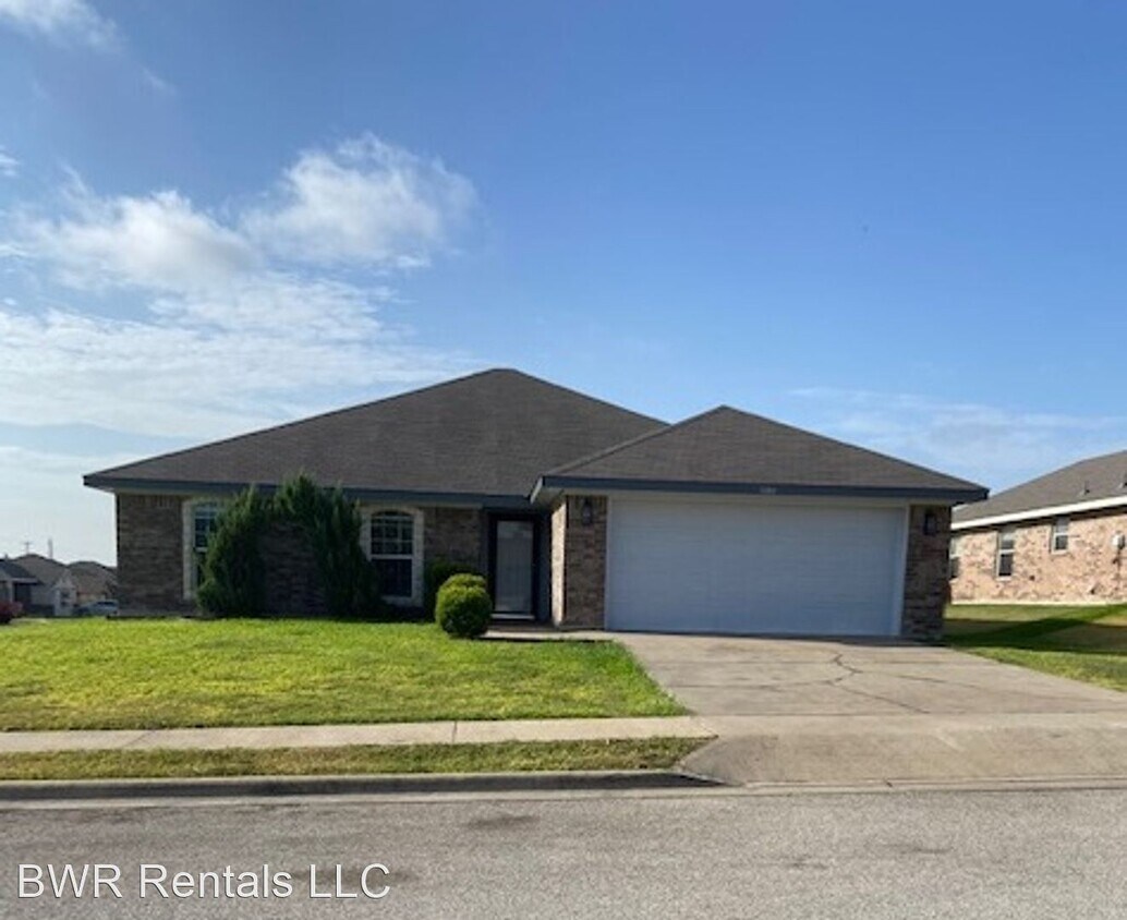 Primary Photo - 4 br, 2 bath House - 500 VIOLA DRIVE