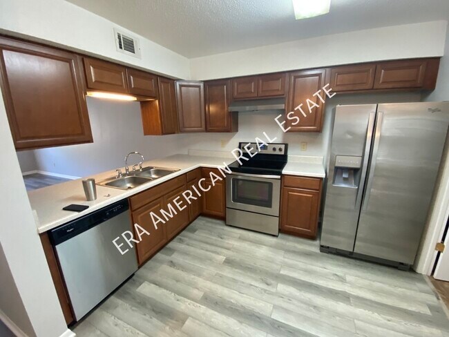 Building Photo - Convenient location!