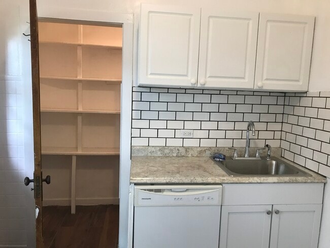Dishwasher/updated kitchen&Bath! - 4959 W Schubert Ave