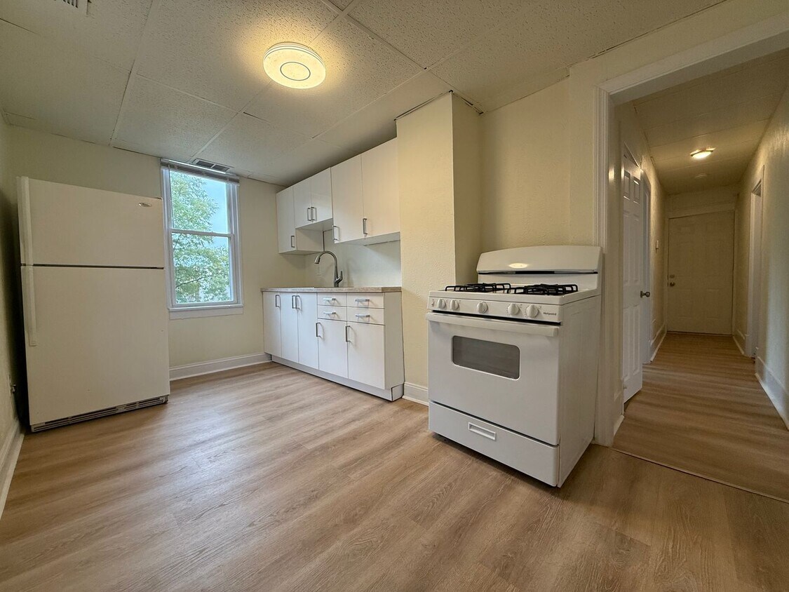 Foto principal - Updated 2 Bedroom apartment