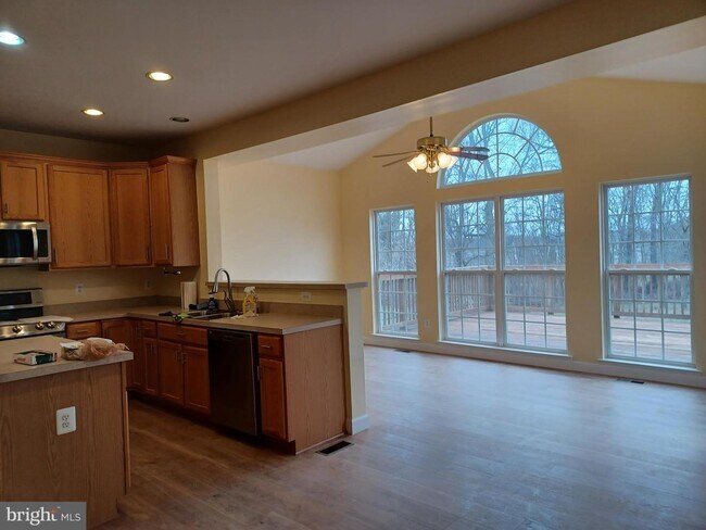 Building Photo - 402 Sawgrass Dr