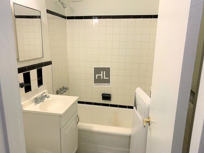 Building Photo - Spacious Studio Near The Subway