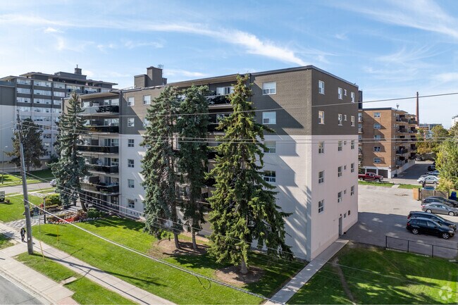 Photo du bâtiment - 4900 Bathurst Street