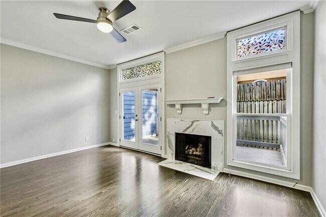 Building Photo - 208 6th St NE