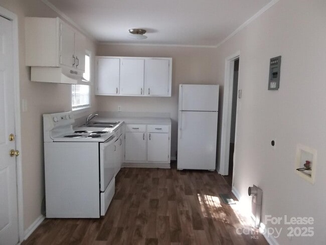 Building Photo - 3530 Eastwood Dr