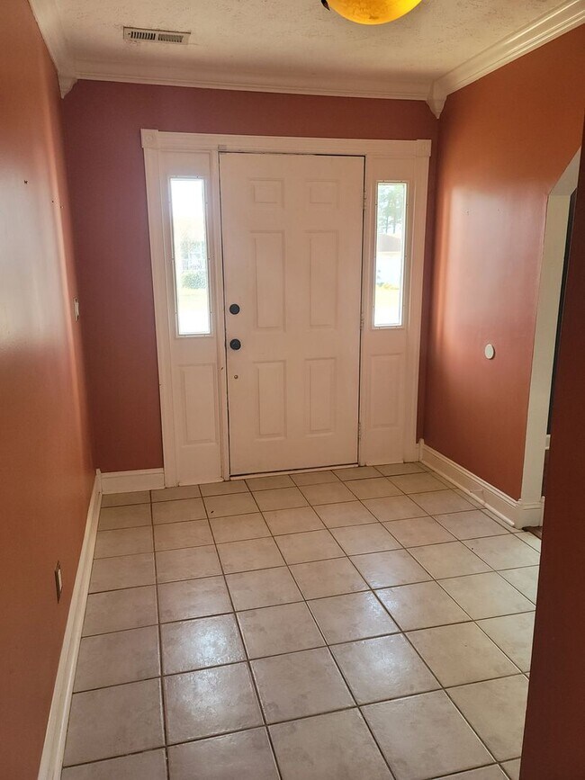 Foto del edificio - New to the Rental Market!  3 Bdrm/ 2.5 Bath Tri-Level Home! Located in Quiet Neighborhood!