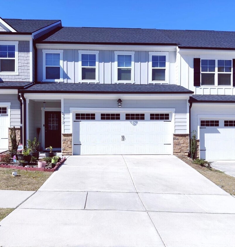 Foto principal - 4 Bedroom Townhome for Rent Apex