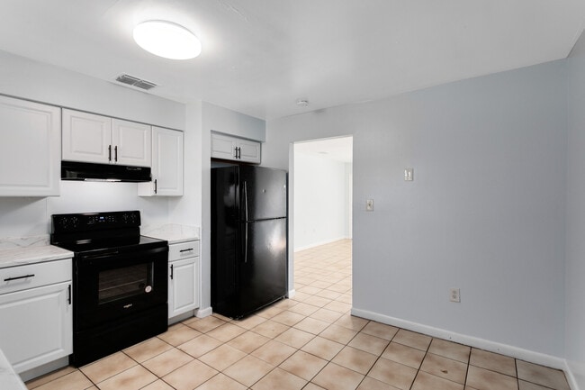 Building Photo - 3215 Pershing St