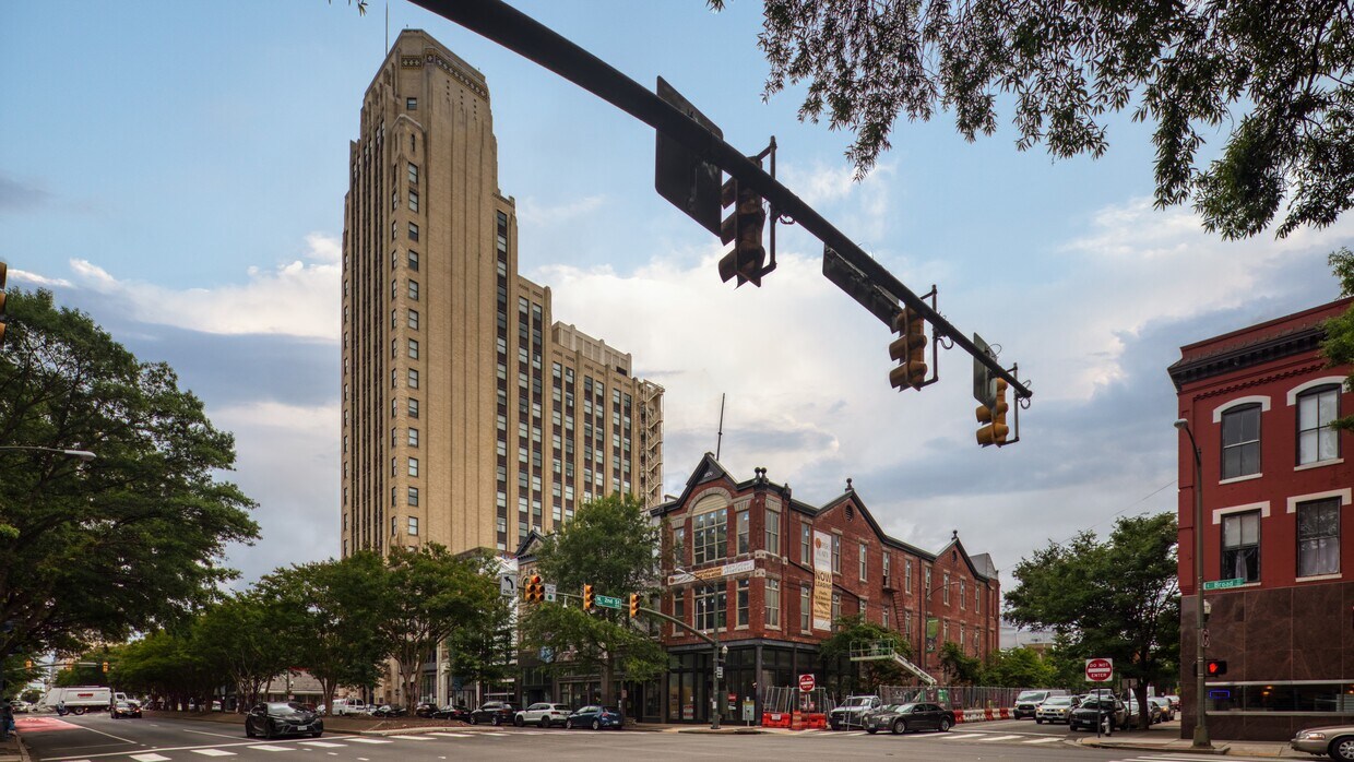 Harpers Flats se encuentra en 201 E Broad Street. The Deco at CNB es un edificio alto al fondo donde se encuentran todas las comodidades. - Harper's Flats