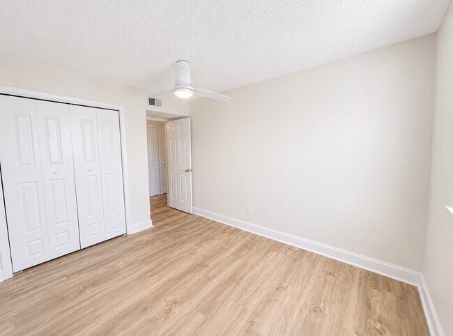 Foto del edificio - 5541 Bay Blvd