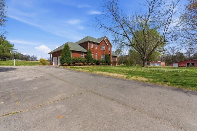 Foto del edificio - 1.25 ACRES IN THE GLADE! - 4 Bed, 3.5 Bath, 3250 sqft Home in Mt. Juliet (Gladeville)