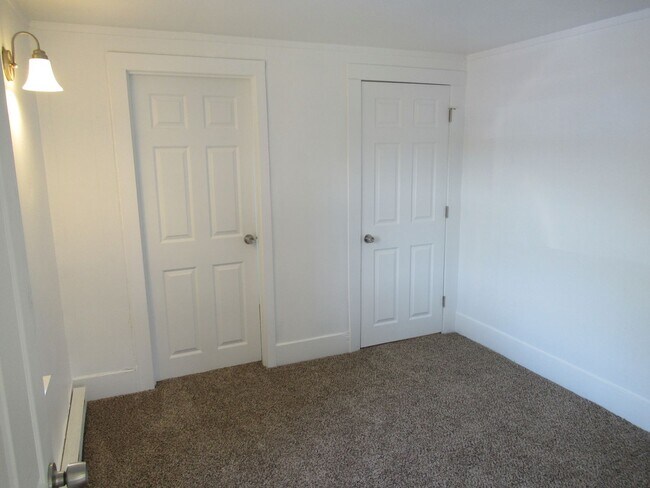 Building Photo - Large Two Bedroom House