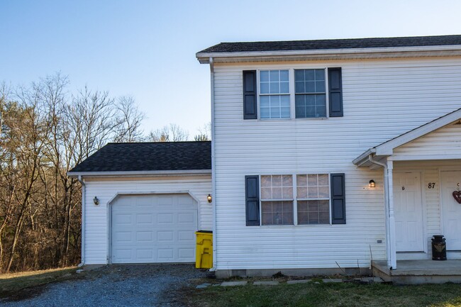 Building Photo - 2 Bedroom/1.5 Bath Duplex in Martinsburg