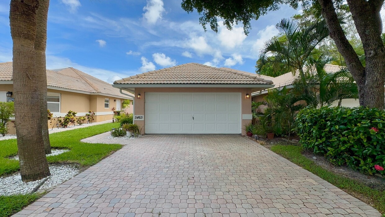 Primary Photo - 5465 Grande Palm Cir