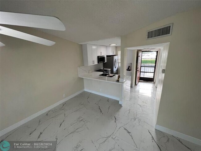 Building Photo - 9911 Three Lakes Cir