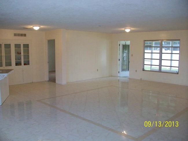 Building Photo - 3/2 Home Centrally located in Sarasota