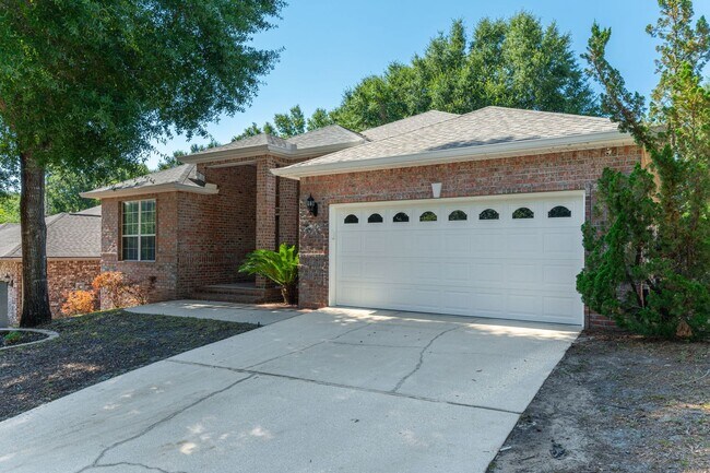 Building Photo - 4 Bedroom in Ideal Neighborhood!!