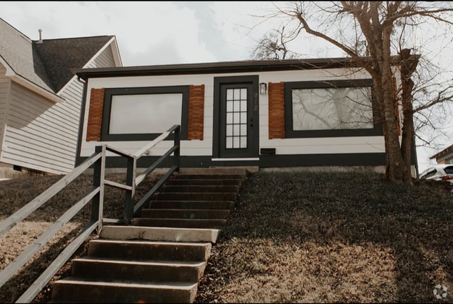 Building Photo - 912 W Hill St