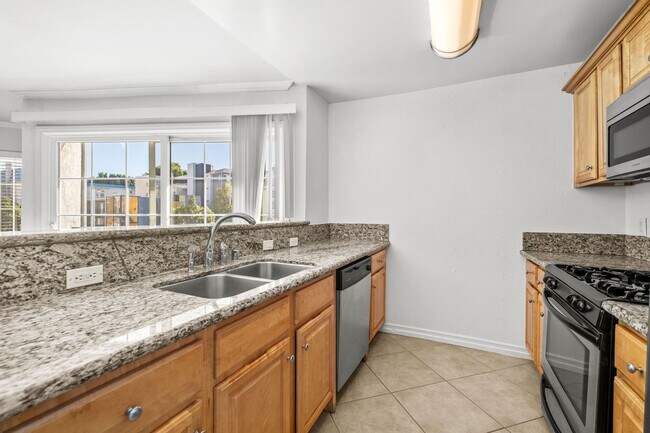 Foto del edificio - Corner Unit 2bd 2ba w/ 2 Balconies