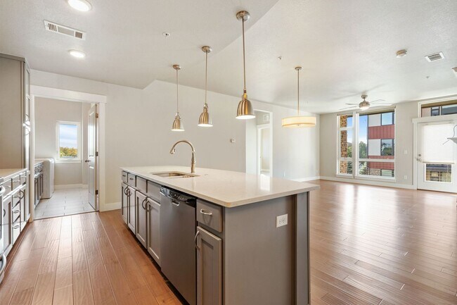 Building Photo - Modern 3-Bedroom Condo in Convenient Location
