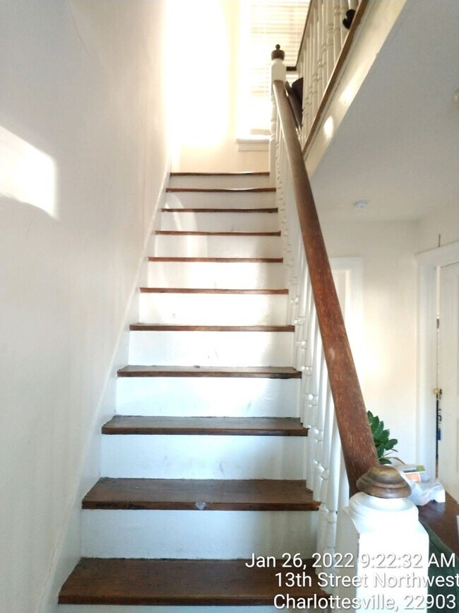 Foto del edificio - Heart of UVA 13th St  4 BR, 2.5  Bath house within walking distance of UVA