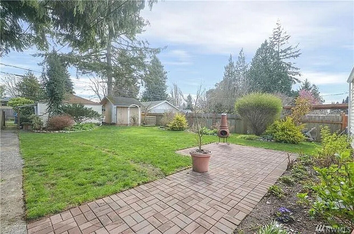 Foto principal - Charming Home with Large Yard Near EC Hugh...