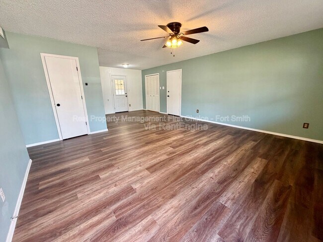 Building Photo - 904 Hillside Dr