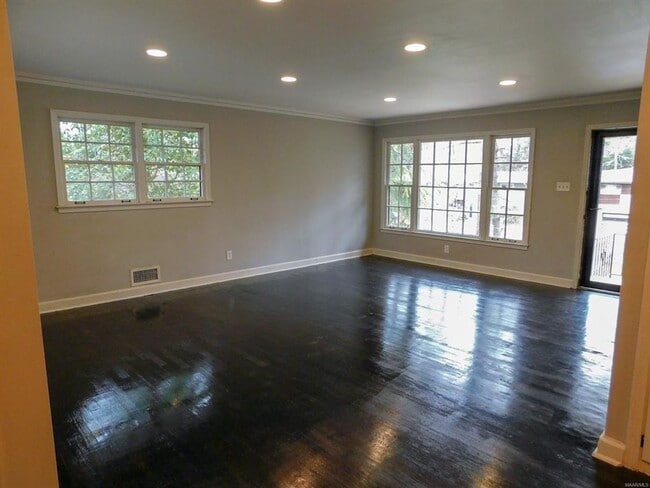 Building Photo - Section8 Accepted