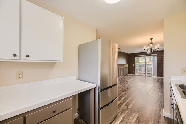 Building Photo - Beautiful townhome in Madison Hill Community-