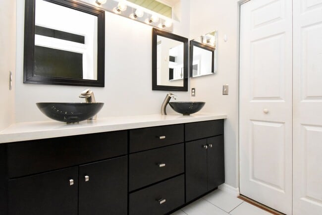 Building Photo - Capri Comfort with Style & Space – NW Gainesville