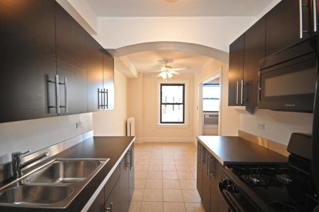 Foto del edificio - 2757 N Pine Grove Ave