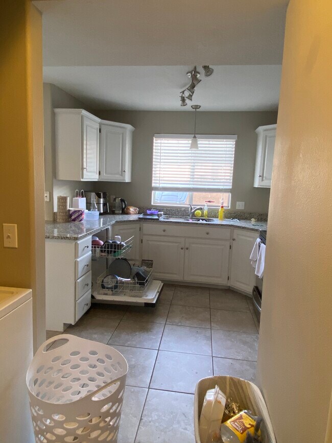 Open kitchen - 1145 N 1570 W