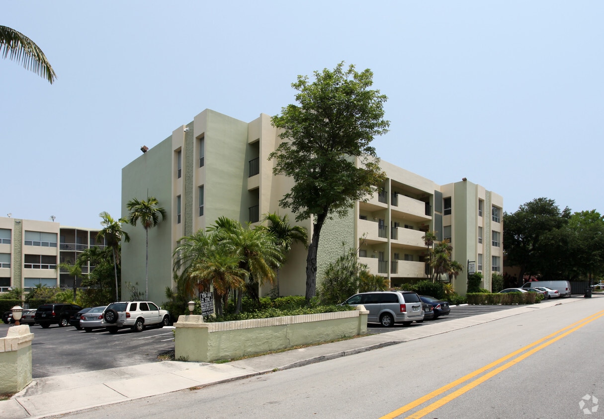 Las Olas Regency Apartments in Fort Lauderdale, FL