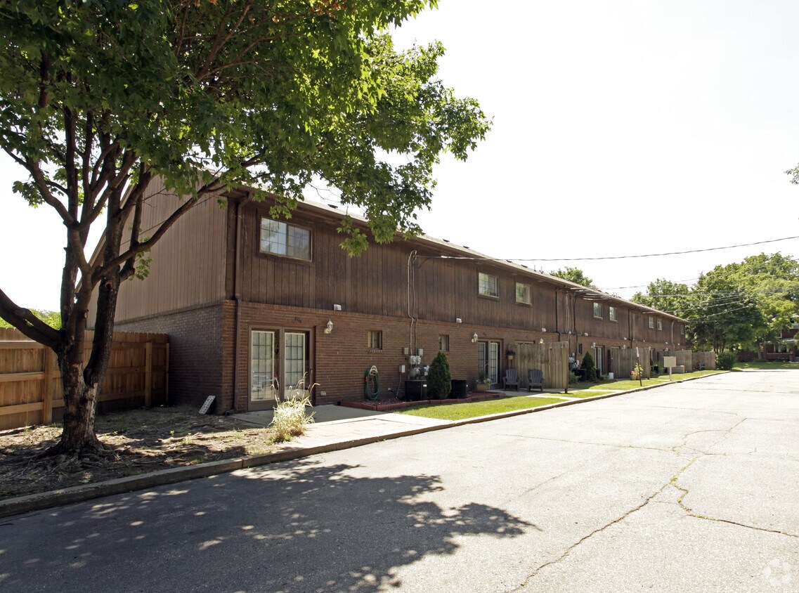 Building Photo - 800 S Stephenson Hwy