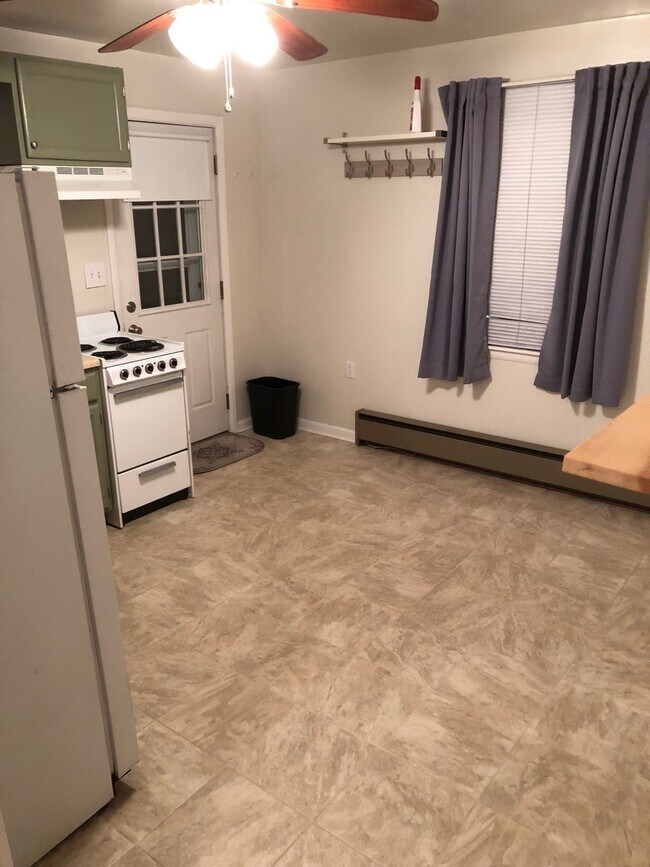 Kitchen/Front Door. - 1252 Thompson Ave