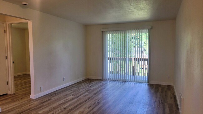 Building Photo - 624 NE Housley Ave