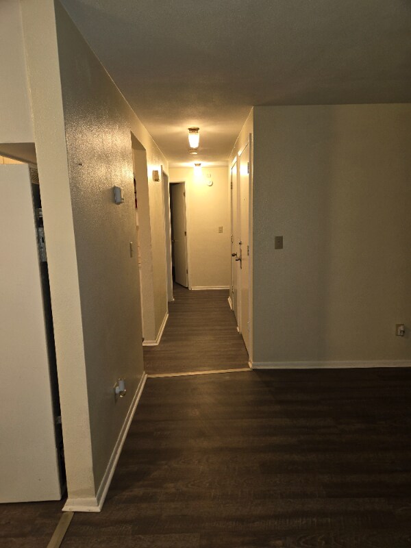 Building Photo - 513 N Oak Ave